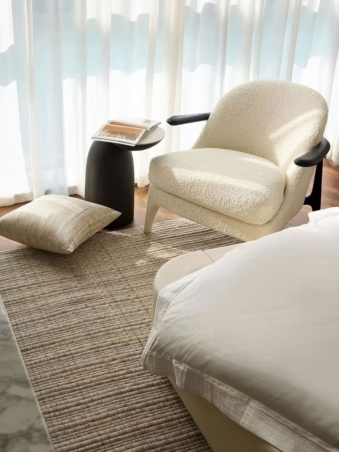 아침빛을 포근히 머금은 부클 텍스처.
둥근 등받이와 넉넉한 좌판이 몸을 부드럽게 감싸 안으며,
독창적인 곡선 실루엣이 공간에 포인트와 아늑함을 더합니다.

원목 프레임과 소프트 패브릭의 조화,
오래 앉아도 편안한 쿠션감까지,
휴식의 형태를 가장 아름답게 완성한 체어.

제품명
도로시 라운지 체어

다양한 소재와 컬러로 나만의 조합을 완성할 수 있습니다.
오늘의 한 페이지를 천천히 넘기고 싶을 때,
도로시와 함께 앉아 빛의 결을 쉬어가세요.