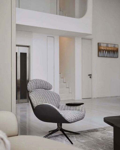 곡선은 유려하게, 앉음은 단단하게.
헤드부터 백, 시트까지 하나로 이어진 실루엣이 몸을 감싸 안습니다.
부드럽게 회전하며, 팔걸이 트레이는 컵과 책을 고요히 받아들여
일상의 루틴이 한 자리에서 이어집니다.

제품명
루이스 라운지 체어

오늘, 나만의 휴식을 선택하세요.