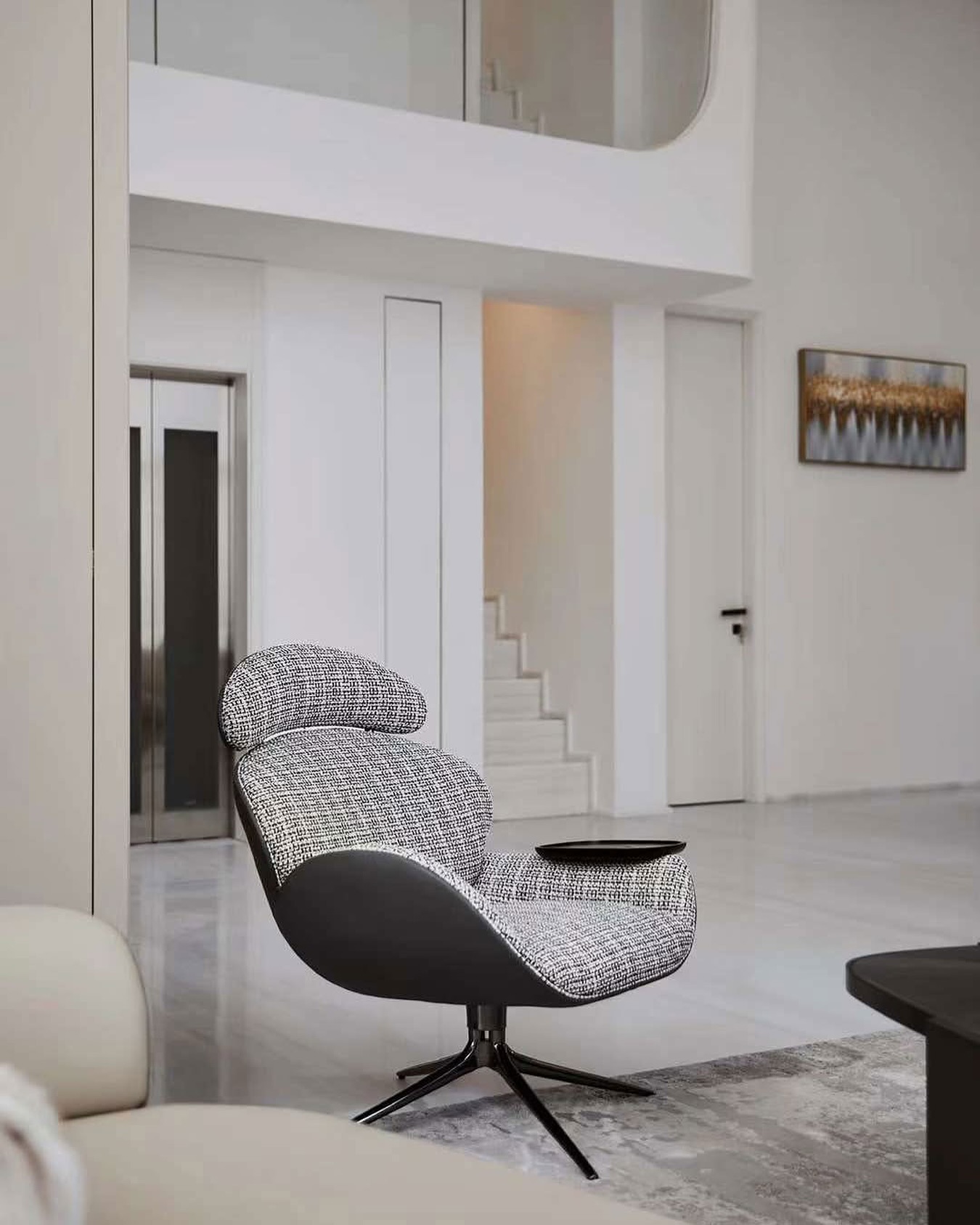 곡선은 유려하게, 앉음은 단단하게.
헤드부터 백, 시트까지 하나로 이어진 실루엣이 몸을 감싸 안습니다.
부드럽게 회전하며, 팔걸이 트레이는 컵과 책을 고요히 받아들여
일상의 루틴이 한 자리에서 이어집니다.

제품명
루이스 라운지 체어

오늘, 나만의 휴식을 선택하세요.