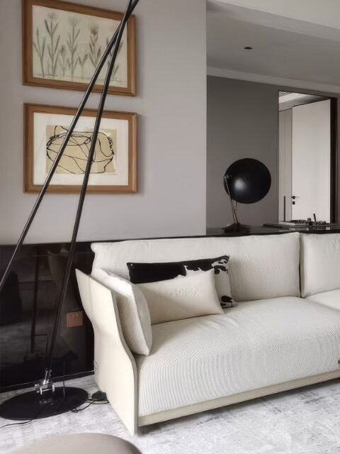 슬림한 새들 레더 프레임이 옆과 뒤를 부드럽게 감싸며,
어느 각도에서도 단정한 조형미를 드러냅니다.

낮은 프로파일은 시선을 방해하지 않고
거실의 여백을 한층 더 넓혀 줍니다.

간결한 모듈 구조는 분리와 결합이 자유로워
스트레이트, L, 확장형 등
생활의 방식에 따라 유연하게 변화합니다.

제품명
바인드 소파

앉는 순간 부드럽게 몸을 감싸고,
머무는 시간만큼 깊어지는 안락함을 전합니다.