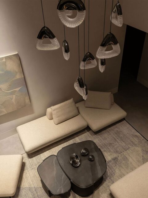 낮고 깊은 무드, 거실의 중심

하루의 속도를 부드럽게 늦추는 감각,
그 안에서 공간은 조용히 숨을 고릅니다.
편안히 눕듯 기대어 쉬는 픽스 소파 PIX SOFA,
그리고 고요한 결을 더하는 아르셀 소파테이블 ARCEL SOFA TABLE.

두 제품이 만드는 낮은 호흡 속에서
거실의 밤은 한층 더 깊어집니다.