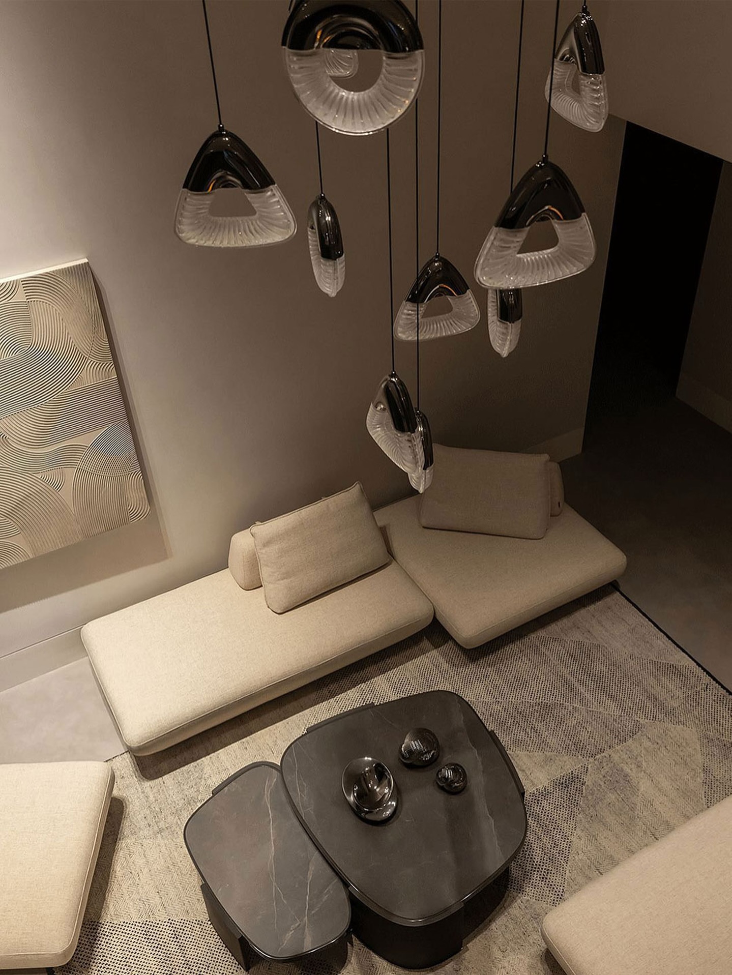 낮고 깊은 무드, 거실의 중심

하루의 속도를 부드럽게 늦추는 감각,
그 안에서 공간은 조용히 숨을 고릅니다.
편안히 눕듯 기대어 쉬는 픽스 소파 PIX SOFA,
그리고 고요한 결을 더하는 아르셀 소파테이블 ARCEL SOFA TABLE.

두 제품이 만드는 낮은 호흡 속에서
거실의 밤은 한층 더 깊어집니다.