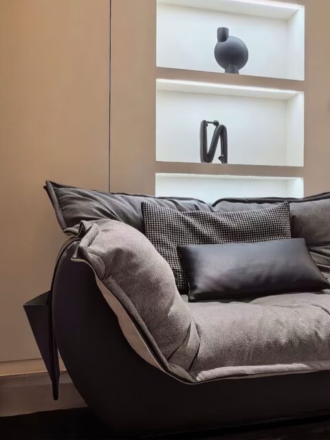 오늘의 휴식은 #레브소파 에서 시작되고, 레브에서 끝나요.

두 가지 결을 품은 양면 쿠션을 뒤집는 순간,
거실의 무드가 매번 새로워집니다.

레브는 컬러와 질감을 자유롭게 선택할 수 있는 커스터마이징 소파로, 공간의 분위기와 라이프스타일에 맞게 나만의 조합이 가능합니다.

부드럽게, 때로는 단정하게.
“뒤집는 순간, 분위기까지 리프레시.”