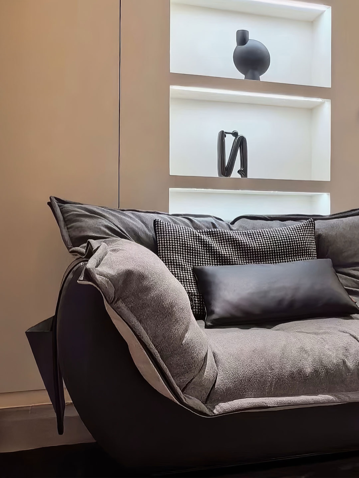 오늘의 휴식은 #레브소파 에서 시작되고, 레브에서 끝나요.

두 가지 결을 품은 양면 쿠션을 뒤집는 순간,
거실의 무드가 매번 새로워집니다.

레브는 컬러와 질감을 자유롭게 선택할 수 있는 커스터마이징 소파로, 공간의 분위기와 라이프스타일에 맞게 나만의 조합이 가능합니다.

부드럽게, 때로는 단정하게.
“뒤집는 순간, 분위기까지 리프레시.”