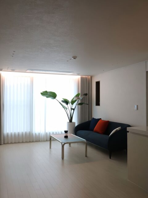 고요한 채광이 스며드는 거실,
그 안에서 한층 더 깊은 편안함을 완성하는 오스토의 라인업.

둥근 실루엣이 공간에 자연스럽게 녹아드는 #ARCO 3인소파,
담백한 금속 라인이 매력을 더하는 #LUMINA 소파테이블이
고객님의 일상에 차분한 여유를 더해줍니다.

컬러포인트 쿠션과 싱그러운 그린 식물,
그리고 부드럽게 번지는 자연광이 어우러져
오스토가 지향하는 ‘따뜻한 미니멀리즘’을 그대로 담은 풍경.

⠀
“공간이 달라지면 하루의 온도도 달라집니다.
오스토와 함께 나만의 편안한 무드를 완성해보세요.”
⠀
사진. YN인테리어
#오스토