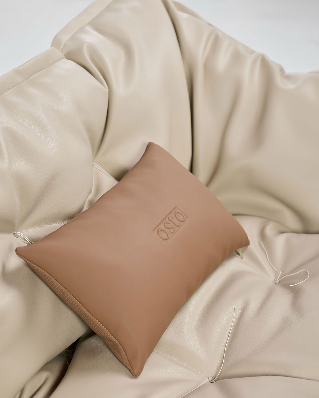 레브 소파, 부드러운 프리미엄 가죽이 만드는 깊은 편안함.
손끝에서 느껴지는 고급스러운 텍스처와 자연스러운 셰입이
공간에 은은한 품격을 더합니다.

패브릭과 가죽, 두 가지 양면 쿠션으로 원하는 편안함을 선택하며,
집에서도 호텔 같은 여유를 누릴 수 있는 레브의 특별한 경험.