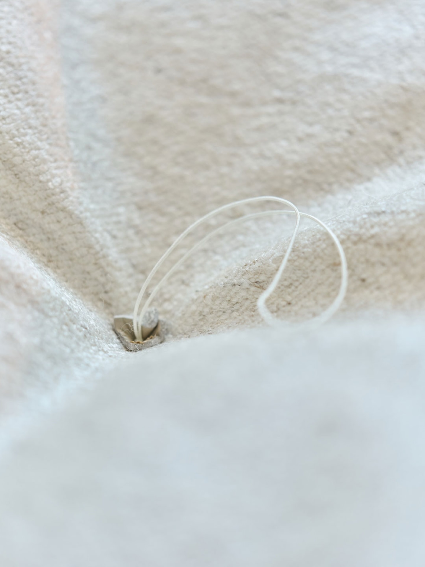 가까이 들여다볼수록 느껴지는
섬세한 엠보 디테일과 부드러운 패브릭의 결은
앉는 순간, 자연스럽게 몸을 감싸 안으며
공간의 온도를 부드럽게 채워줍니다.

한쪽은 패브릭, 다른 한쪽은 가죽으로 완성된 레브 소파는
그날의 분위기와 스타일에 맞게
가볍게 방향을 바꿔 즐길 수 있는 감성 소파예요.

따뜻한 원목 다리까지 이어지는 정돈된 마감,
작은 요소 하나까지 세심하게 담아낸
오스토만의 디테일을 느껴보세요.