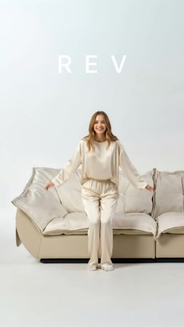 오늘 당신의 하루는 어땠나요?
긴장했던 어깨, 쉴 틈 없던 마음이
비로소 스르르, 풀리는 순간입니다.

단순히 앉는 곳이 아닙니다.
오스토 레브(Rev)는 당신의 휴식마저 예술로 만듭니다.

등을 기대는 순간 내 몸을 알아채는 착석감,
시선을 머물게 하는 우아한 곡선.
보이지 않는 뒷모습마저 완벽한 미학으로 채웠습니다.

차분한 쉼이 필요할 땐 패브릭 면으로,
새로운 영감이 필요할 땐 가죽 면으로.
쿠션 하나로 달라지는 ’투 페이스‘의 반전 매력.

거실을 나누는 파티션이자
공간의 오브제가 되는 경험.

지금, 오스토 쇼룸에서 당신만의 휴식 밀도를 확인하세요.