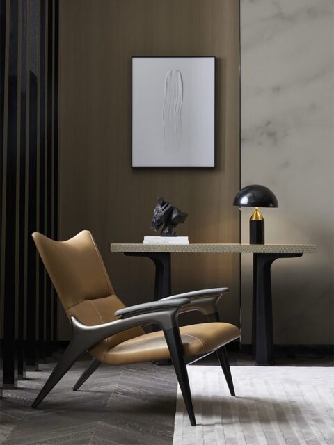 𝐒𝐖𝐀𝐍 𝐋𝐎𝐔𝐍𝐆𝐄 𝐂𝐇𝐀𝐈𝐑탑 그레인 천연가죽의 깊은 질감,
슬림한 우드 프레임의 균형감,
그리고 깊게 몸을 받아주는 라운지형 시트와 고탄력 쿠션까지.앉는 순간은 물론,
뒤에서 바라보는 모습마저 하나의 조형 오브제처럼.
당신의 공간에 고요한 품격을 더해줄 작품입니다.