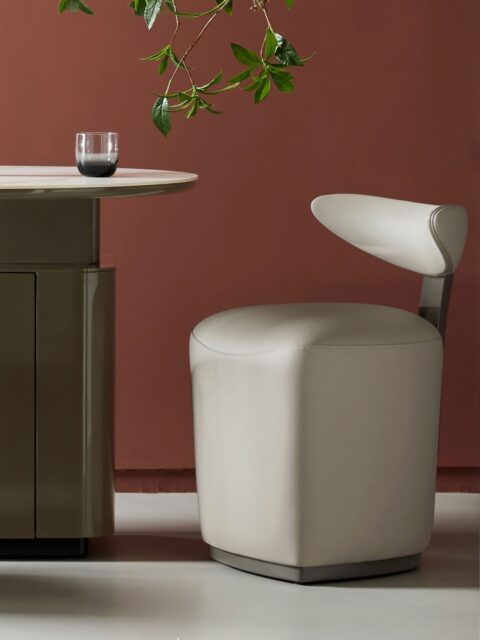 𝐁𝐎𝐍𝐄 𝐃𝐈𝐍𝐈𝐍𝐆 𝐂𝐇𝐀𝐈𝐑
등받이에서 좌판으로 흐르듯 이어지는 실루엣이
앉는 순간 긴장을 풀고, 깊은 휴식으로 이끕니다.살짝 부풀어 오른 볼륨감 있는 곡선,
중앙을 따라 정제된 스티치 디테일,
그리고 슬림한 메탈 프레임이 만드는 은은한 긴장감.컴팩트한 바디 안에 담긴 탄탄한 안락함.
작은 공간에도 여유를 더하는,
오스토가 말하는 본질적인 편안함입니다.