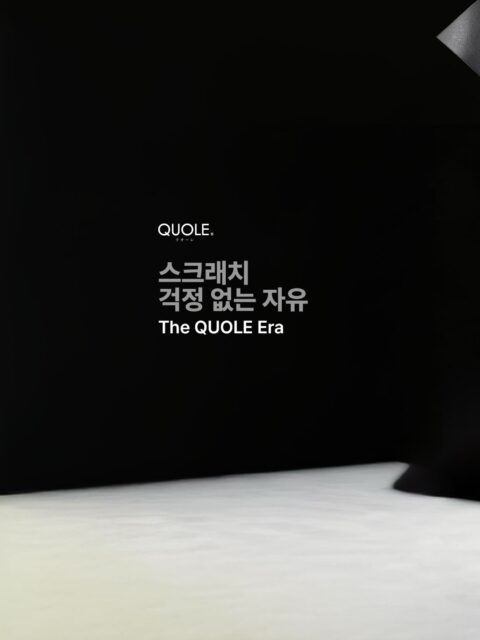 소파 위에서 ’안 돼‘라고 말하는 대신, 기분 좋은 미소를 지어보세요.

우리는 아름다움을 유지하기 위해 소파를 조심스럽게만 다뤄야 하는 일상에 의문을 던졌습니다.
반려동물과 함께하고, 아이들이 소파 위에서 간식을 먹는 평범한 풍경이 오스토 위에서는 조금 더 편안한 기억이 되길 바랬습니다.

쿠오레는 그 바람에 대한 가장 영리한 해답입니다. 천연 가죽보다 외부 자극과 마찰에 훨씬 강한 내성을 지니고 있어, 생활 속에서 발생하는 자잘한 스크래치 걱정을 덜어줍니다. Super ERASSE 기술로 쏟아진 액체조차 미끄러지게 만드는 이지 클린 기능은 덤입니다.

물론, 세상의 모든 아름다운 것들이 그러하듯 쿠오레 역시 소중한 보살핌이 필요하지만, 적어도 이전보다는 훨씬 자유로운 휴식을 약속합니다. 이제 오스토와 함께 당신만의 ’The QUOLE Era‘를 누려보세요.

#오스토 #쿠오레 #반려동물소파 #이지클린