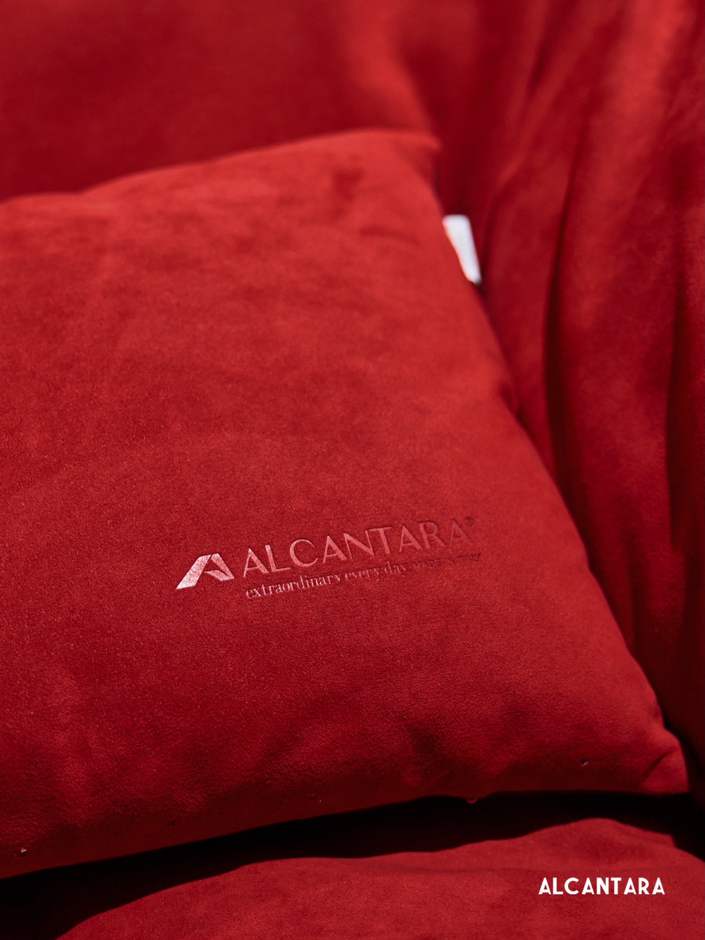 피부에 닿는 순간, 당신의 거실은 가장 완벽한 휴식처가 됩니다.
알칸토 비보(ALCANTO VIVO)는 150,000번의 마찰을 견디는 강인함 속에 구름 같은 부드러움을 숨기고 있습니다.

여름엔 쾌적하고 겨울엔 따스한 알칸타라의 열 중립성이 사계절 내내 변함없는 최상의 안락함을 선사합니다.

ALCANTO VIVO D-1

#OSTO #Alcantara #알칸타라 #알칸토비보 #프리미엄소파