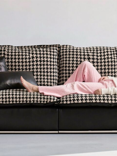 클래식은 디테일에서 완성됩니다.촘촘한 하운드투스 패턴 위에
유연하게 이어지는 곡선 라인.볼륨감 있는 쿠션과 낮게 설계된 프레임이
공간을 더 넓고 안정감 있게 만듭니다.패턴은 과감하지만,
실루엣은 부드럽게.OSTO가 제안하는 균형 잡힌 디자인.━━━━━━━━━━━━━━GRAND LAUNCHING BENEFITS
오직 런칭 기간에만 드리는 5가지 특별 혜택
(기간: 2026. 2. 13 ~ 3. 15)Benefit 01. Special Discount
런칭 기념 기본 5% 즉시 할인
- 매장 방문 구매 시 추가 시크릿 할인 혜택Benefit 02. Free Shipping
전국 무료 배송 및 설치 서비스
(제주 및 도서 산간 지역 제외)Benefit 03. Review Event
구매 후 리뷰 작성 시, 신세계 상품권 100,000원 증정
(카페 / 블로그 / 인스타그램 등)Benefit 04. Special Gift
구매 고객 전원, 포인트 쿠션 증정
(1EA / 색상 및 원단 랜덤)#오스토 #OSTO #디자인소파 #프리미엄가구 #하이엔드인테리어