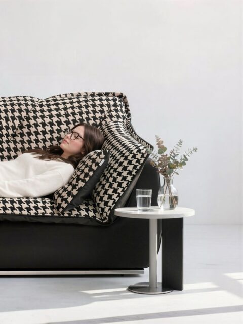 패턴 위에 몸을 맡기는 오후.클래식한 하운드투스가 공간을 채우고,
묵직한 블랙 베이스가 중심을 잡아줍니다.화이트 벽과 대비되는 선명한 실루엣,
그 자체로 하나의 오브제가 되는 소파.거실이 단순한 생활 공간이 아닌
감각이 머무는 장면이 되는 순간.━━━━━━━━━━━━━━GRAND LAUNCHING BENEFITS
오직 런칭 기간에만 드리는 5가지 특별 혜택
(기간: 2026. 2. 13 ~ 3. 15)Benefit 01. Special Discount
런칭 기념 기본 5% 즉시 할인
- 매장 방문 구매 시 추가 시크릿 할인 혜택Benefit 02. Free Shipping
전국 무료 배송 및 설치 서비스
(제주 및 도서 산간 지역 제외)Benefit 03. Review Event
구매 후 리뷰 작성 시, 신세계 상품권 100,000원 증정
(카페 / 블로그 / 인스타그램 등)Benefit 04. Special Gift
구매 고객 전원, 포인트 쿠션 증정
(1EA / 색상 및 원단 랜덤)#오스토 #OSTO #패턴소파 #하운드투스 #모던거실