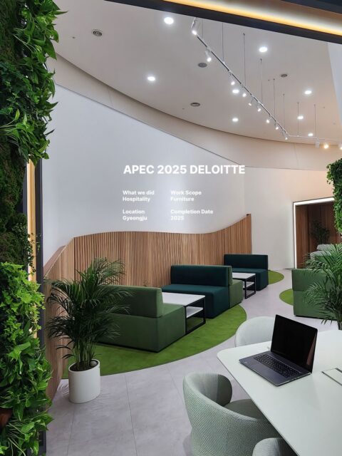 [Osto B2B Project] APEC 2025 딜로이트(Deloitte) 전시관

글로벌 리더들의 시선이 머무는 국제적인 무대, 그 중심에 오스토가 함께했습니다.

경주에서 진행된 APEC 2025 딜로이트 전시관에 오스토의 라운지 체어와 맞춤 제작(Custom-made) 소파가 납품되었습니다. 전시관 특유의 자연 친화적인 무드와 유기적인 곡선 라인에 완벽히 스며들 수 있도록, 공간의 비율과 동선을 계산하여 딥 그린 컬러의 소파를 섬세하게 맞춤 제작했습니다.

오스토의 모던한 라운지 체어는 방문객들에게 짧지만 깊이 있는 휴식과 영감을 선사합니다.
하이엔드 공간 솔루션. 오스토만의 프리미엄 B2B 가구를 경험해 보세요.

#오스토 #B2B납품 #공간디자인 #맞춤소파 #제작가구