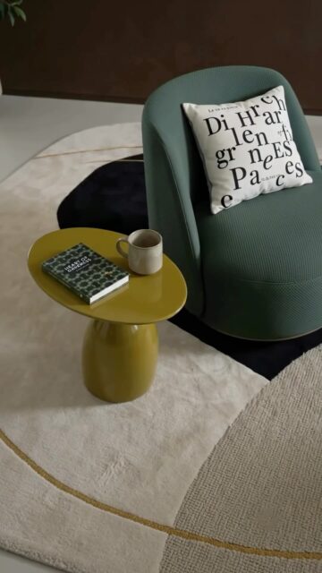 매끄러운 광택과 입체적인 질감이 교차하는 순간.

오스토(OSTO)의 ‘오보 엔드 테이블(OVO END TABLE)’이 선사하는 감각적인 대비를 경험해 보세요. 
빛을 머금은 유려한 곡선과 올리브 그린 컬러의 글로시한 표면은 그 자체로 공간을 압도하는 완벽한 오브제가 됩니다.

포근하고 입체적인 패브릭 체어 옆에 무심하게 툭-
상반된 두 소재가 만나 만들어내는 매력적인 ’텍스처의 대화‘를 여러분의 공간에도 초대해 보세요.

단조로운 일상 속, 시각적인 즐거움과 영감을 채워줄 당신만의 하모니.
오스토와 함께 가장 트렌디한 머무름을 완성해 보시길 바랍니다.

#인테리어디자인 #홈스타일링 #거실인테리어 #가구추천 #디자인가구