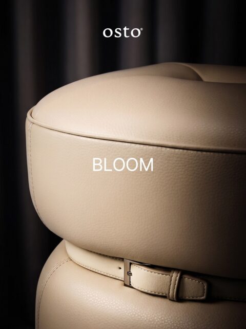 BLOOM POUF | 블룸 푸프

꽃봉오리가 피어나듯,
부드럽게 이어지는 곡선과 풍성한 볼륨감.

앉는 순간 포근하게 감싸는 편안함에
곡선과 직선의 균형으로 완성한 세련된 실루엣을 더했습니다.

은은한 광택이 감도는 고급스러운 가죽 텍스처와
모던한 벨트 디테일이 만들어내는 작은 포인트.

공간에 자연스럽게 놓이는 것만으로도
온기와 여유를 더하는 하나의 오브제가 됩니다.

고요하게 머무는 미니멀한 아름다움,
BLOOM POUF.

#OSTO #오스토 가구디자인 #가구스타그램 #인테리어