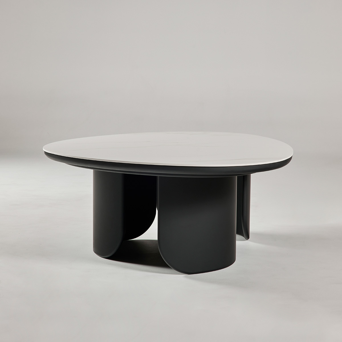 비정형 아치 모양의 테이블