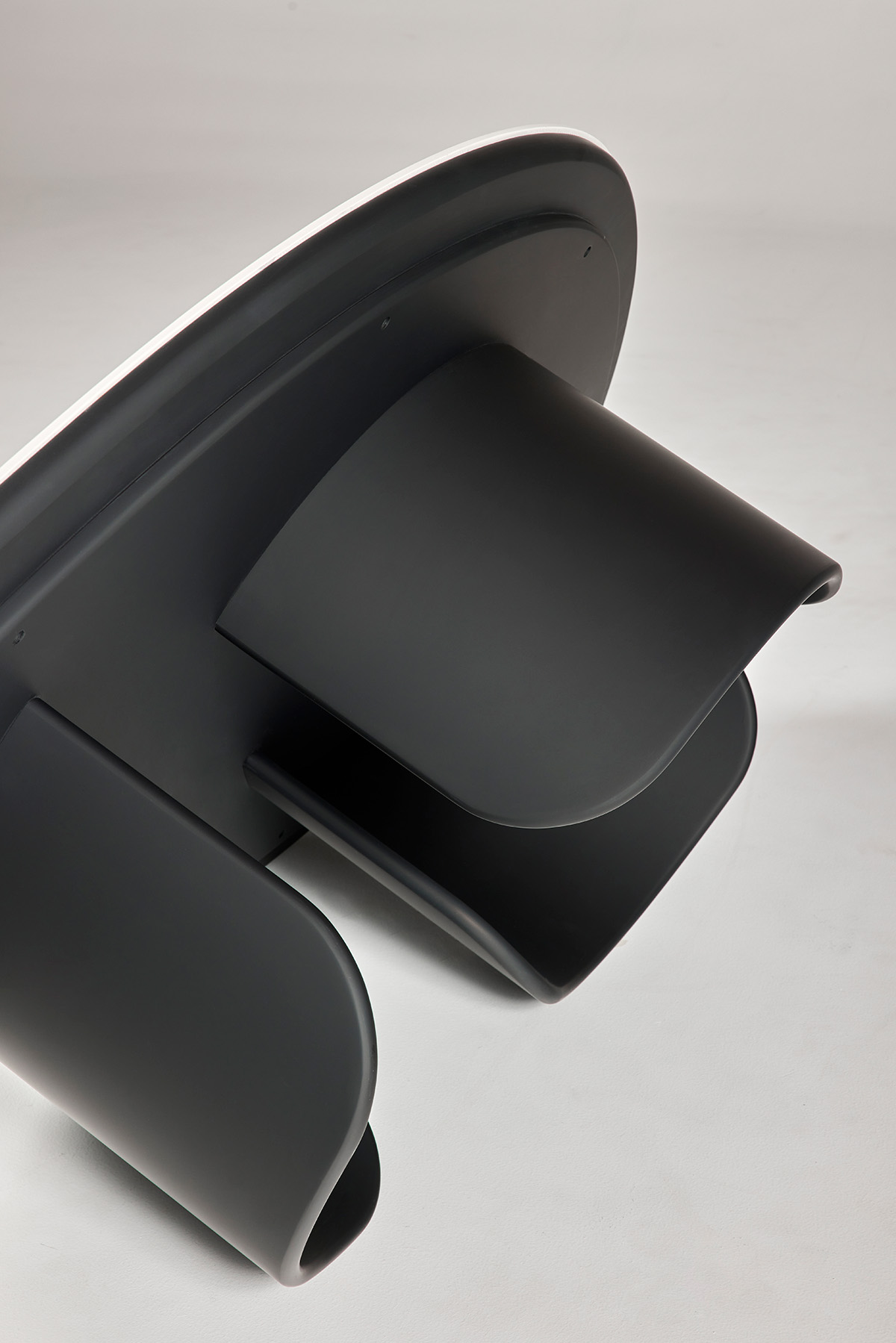 비정형 아치 모양의 테이블