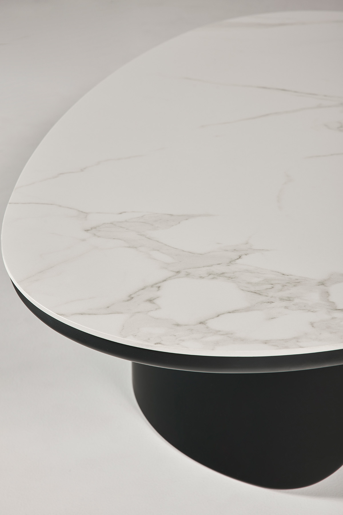 비정형 아치 모양의 테이블