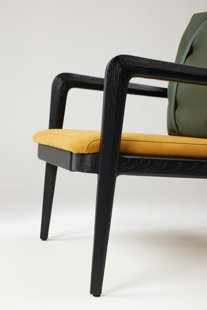 band_back_chair_10 등을 감싸는 두 줄의 포근한 밴드 라인 체어