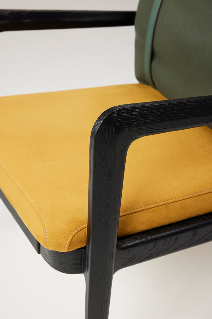 band_back_chair_11 등을 감싸는 두 줄의 포근한 밴드 라인 체어