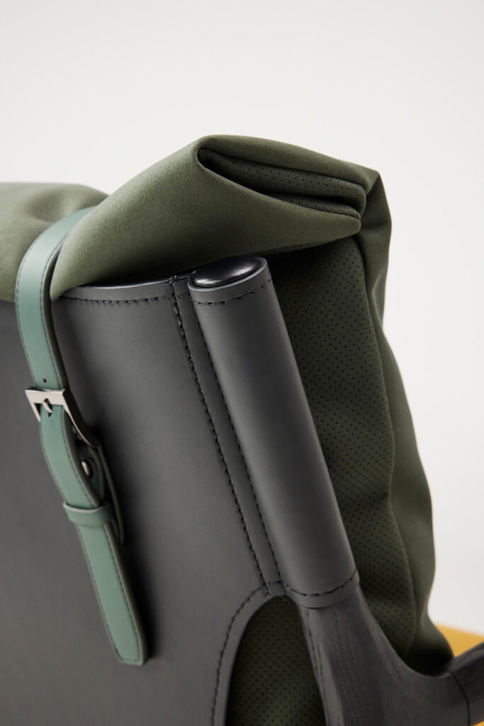 band_back_chair_12 등을 감싸는 두 줄의 포근한 밴드 라인 체어