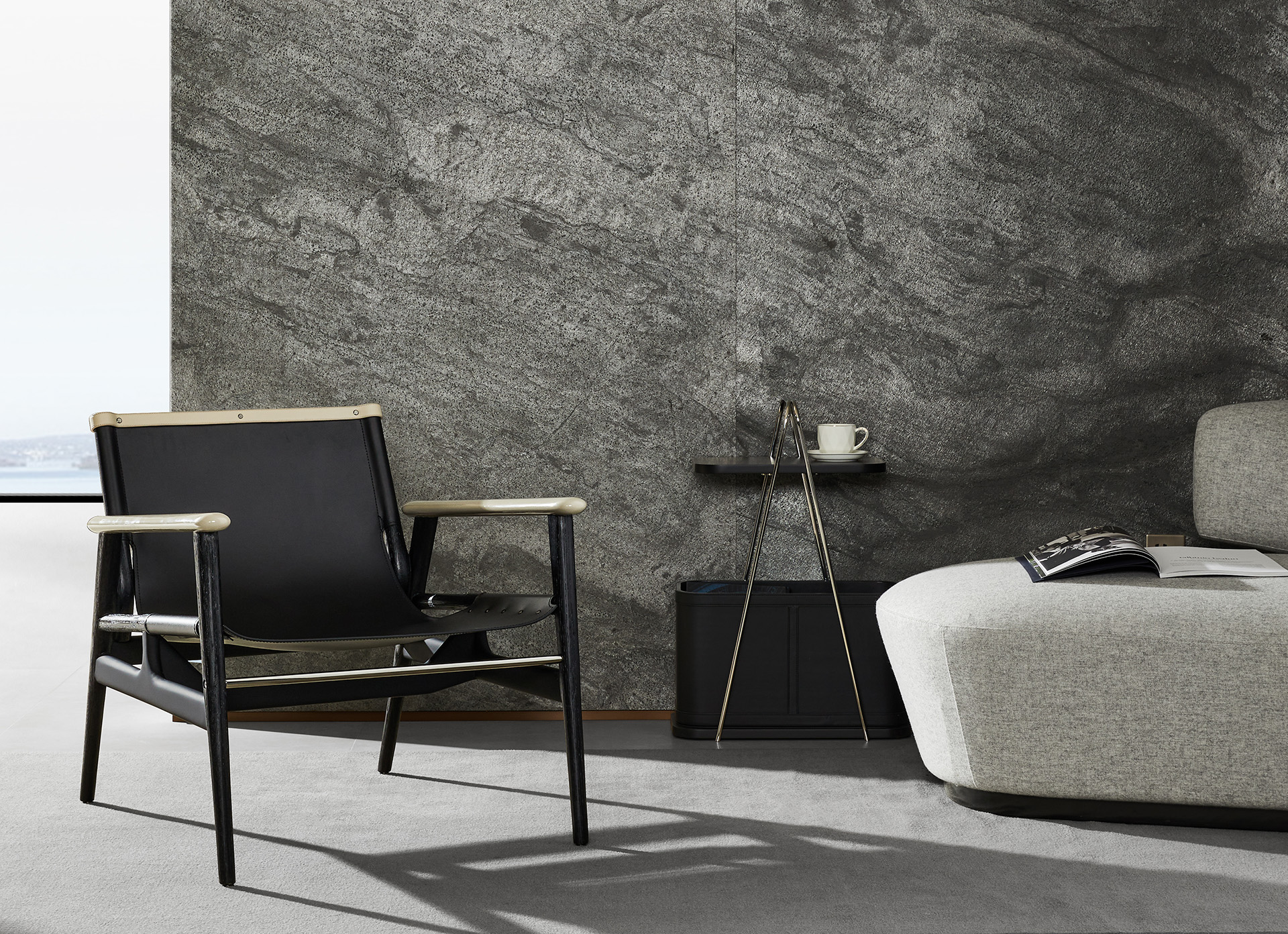 메탈 프레임의 슬림한 아치 구조 테이블