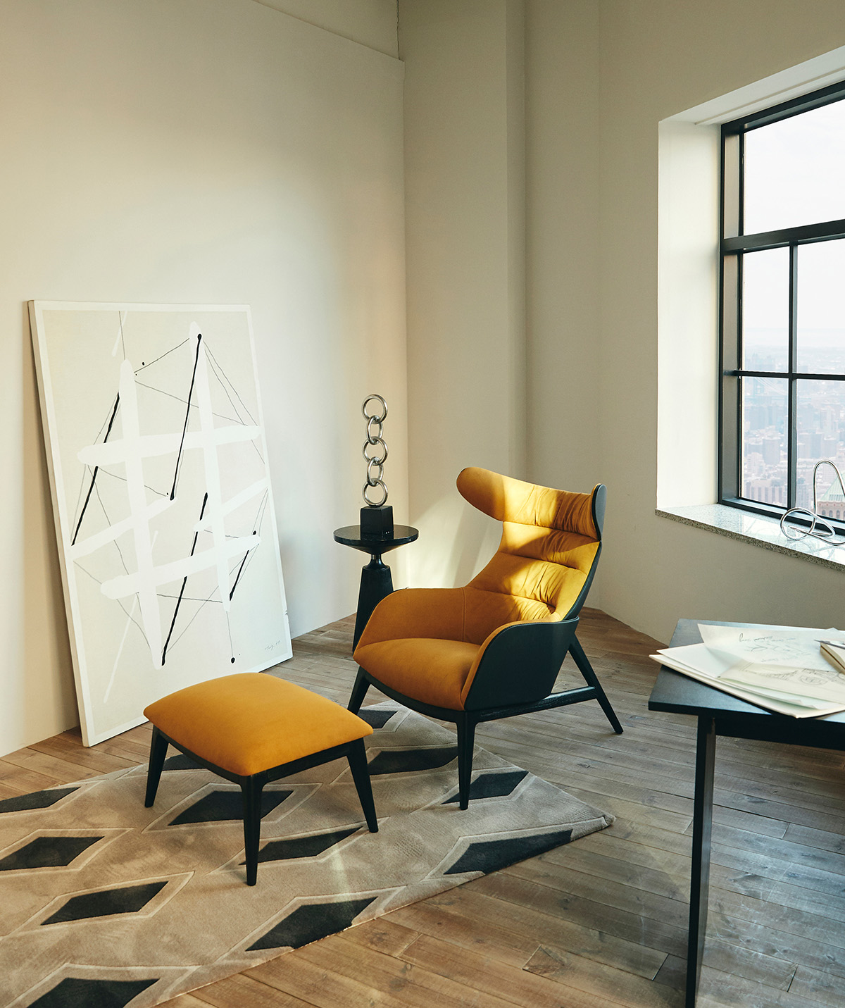 부드러운 곡선 라인이 돋보이는 우아한 실루엣