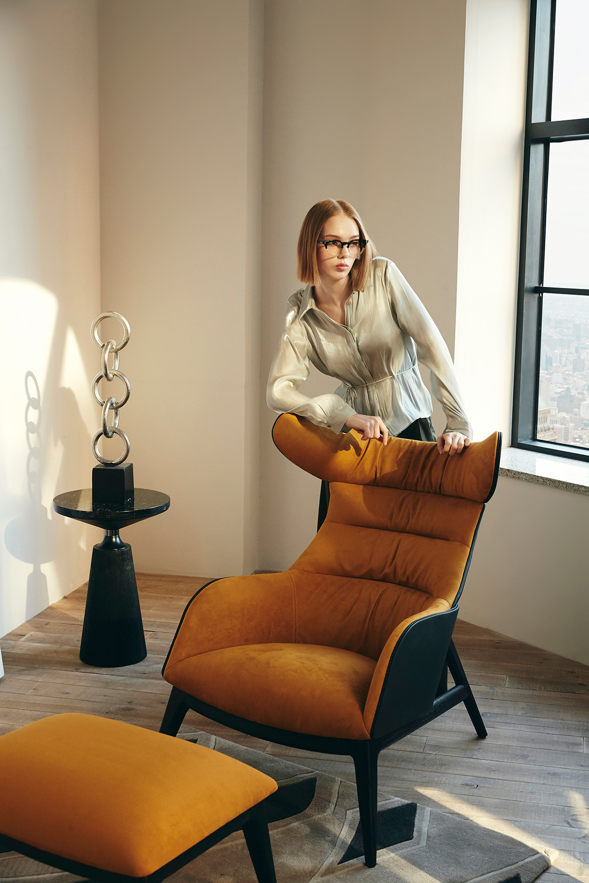 부드러운 곡선 라인이 돋보이는 우아한 실루엣