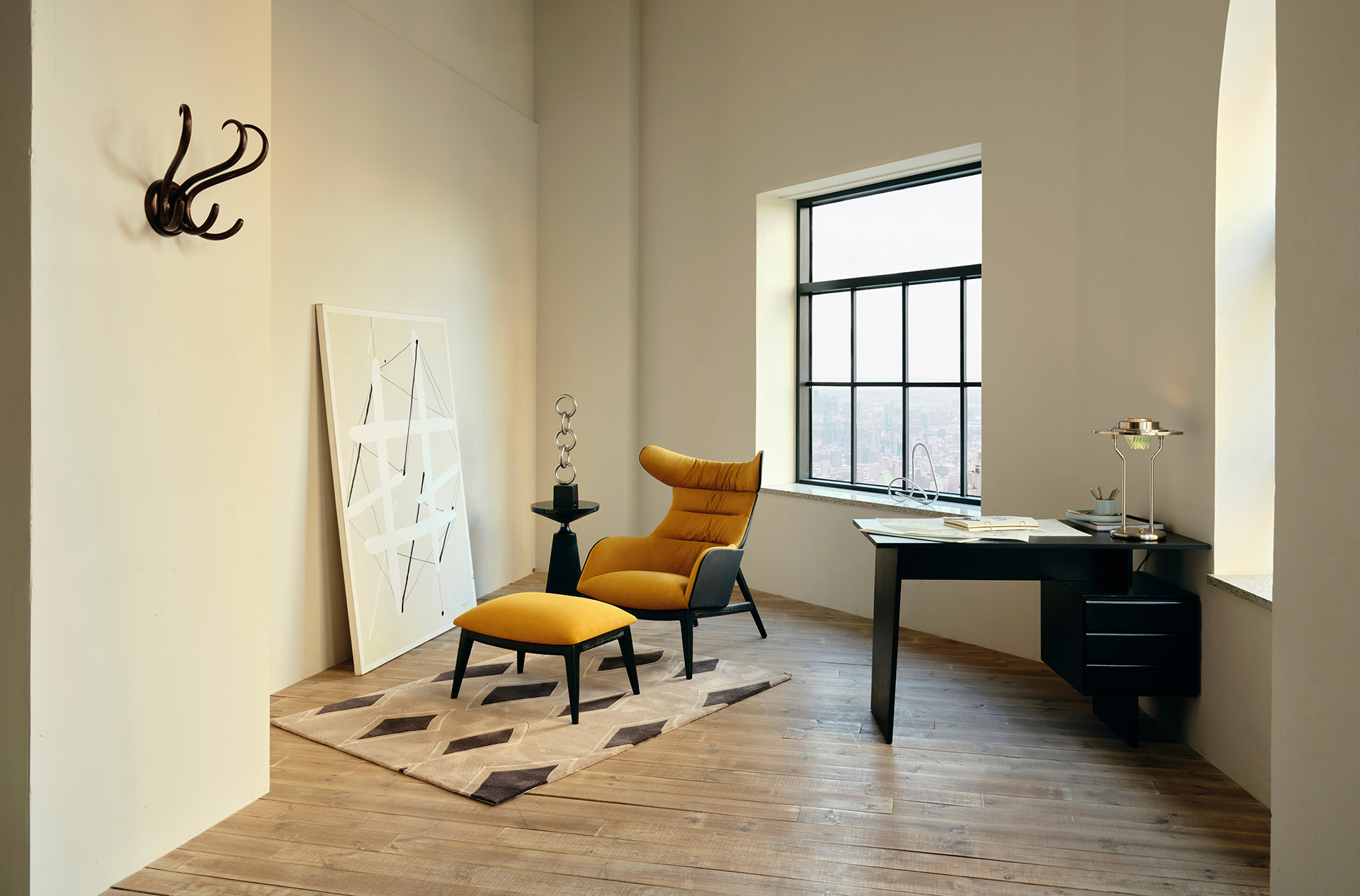 부드러운 곡선 라인이 돋보이는 우아한 실루엣