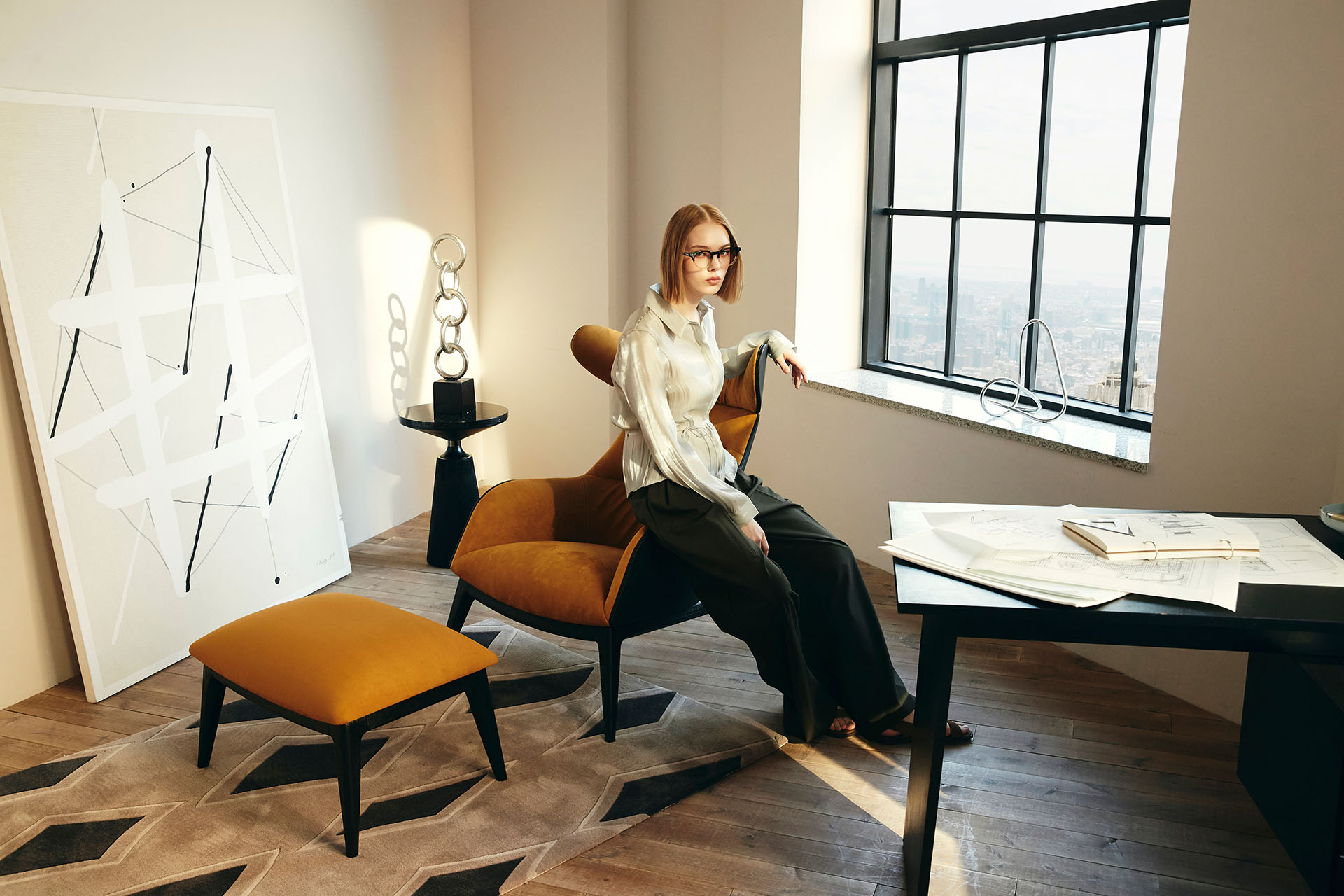 부드러운 곡선 라인이 돋보이는 우아한 실루엣