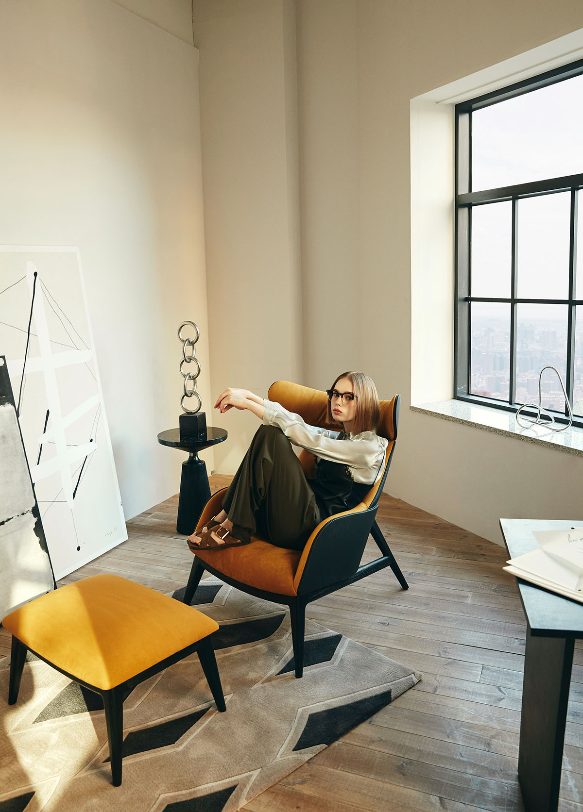 부드러운 곡선 라인이 돋보이는 우아한 실루엣