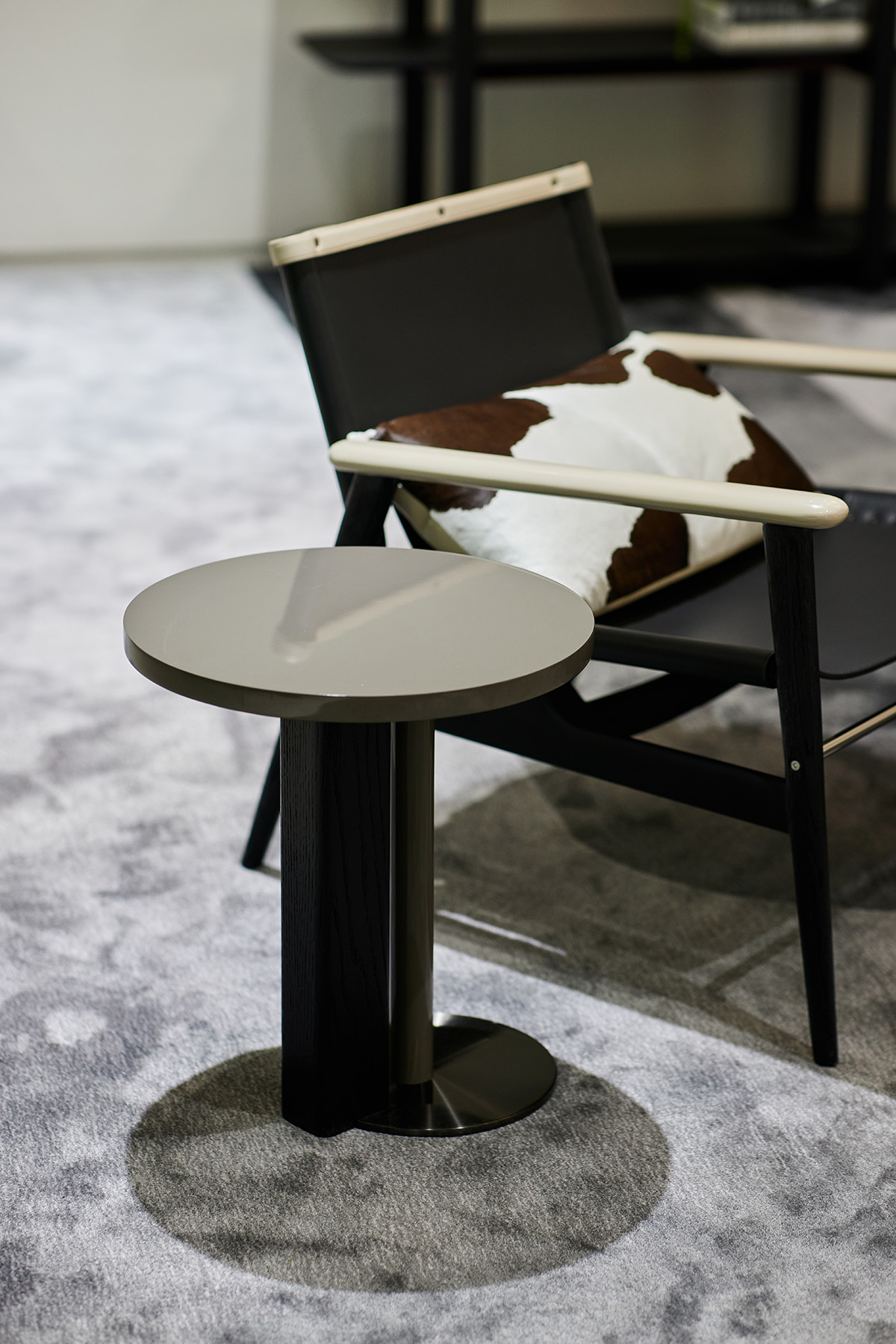 하이그로시 상판의 은은한 광택의 테이블