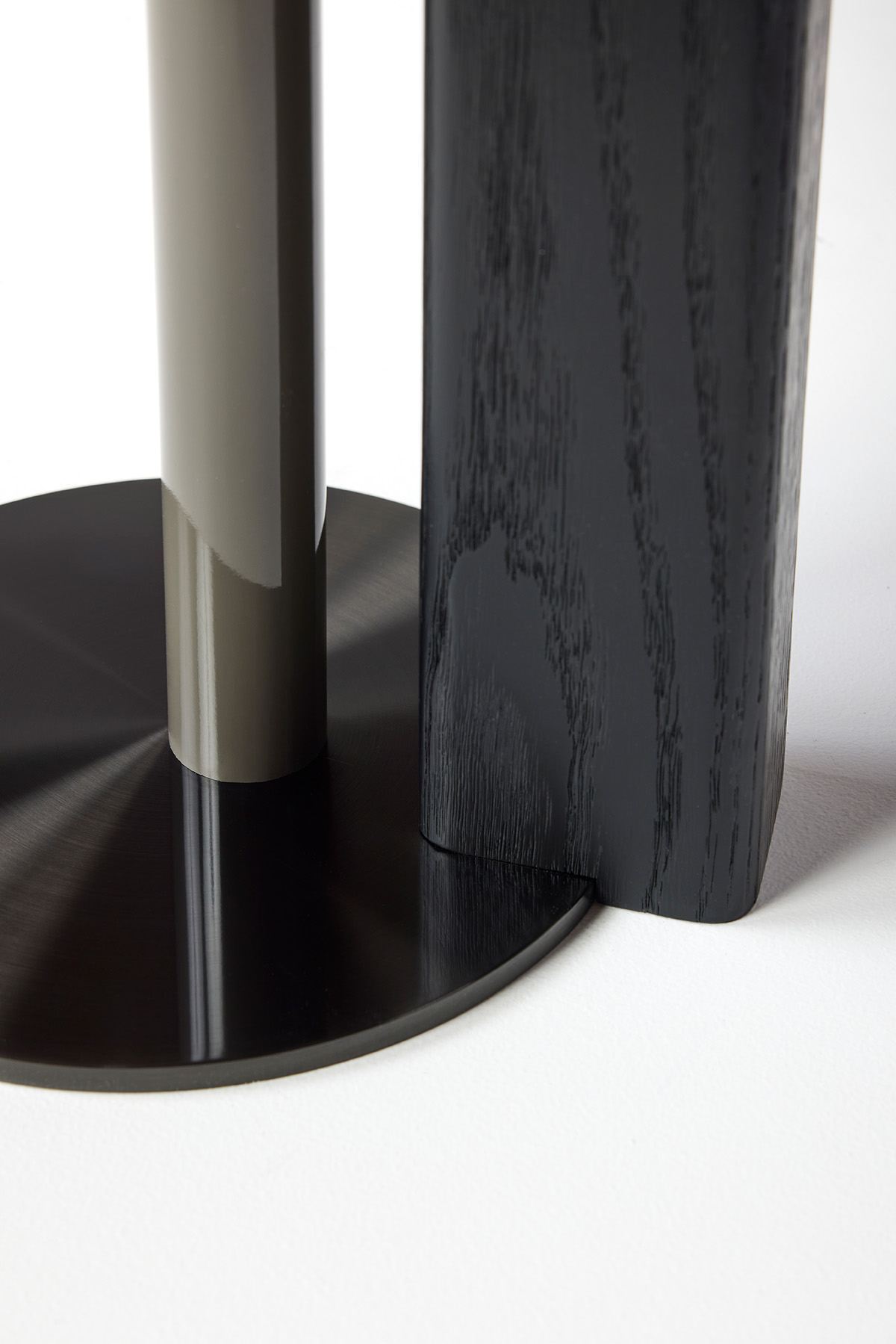 하이그로시 상판의 은은한 광택의 테이블