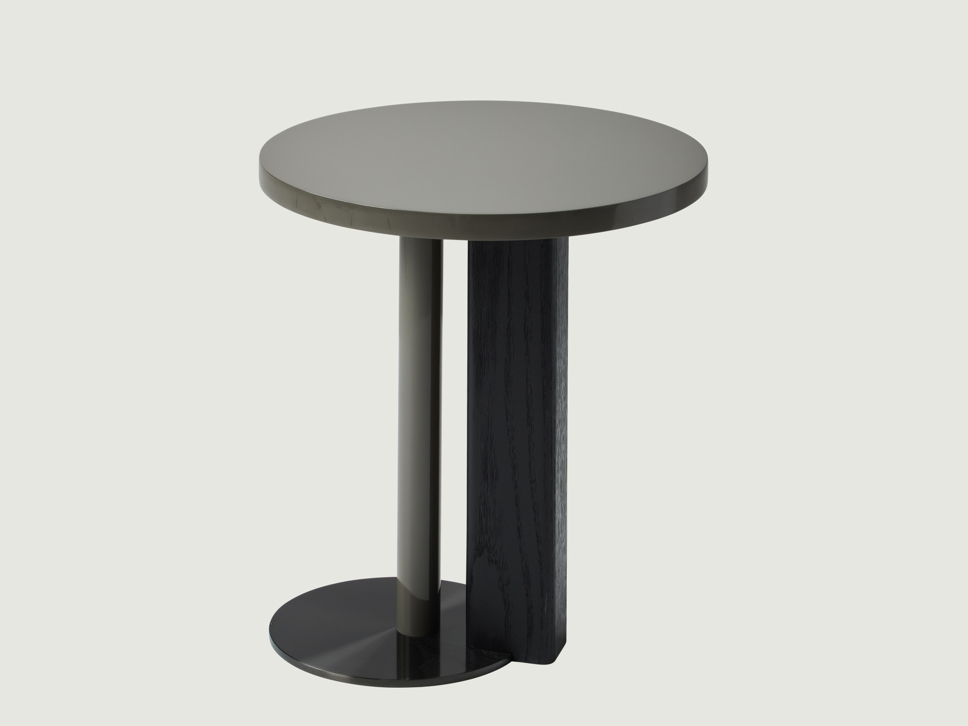 하이그로시 상판의 은은한 광택의 테이블