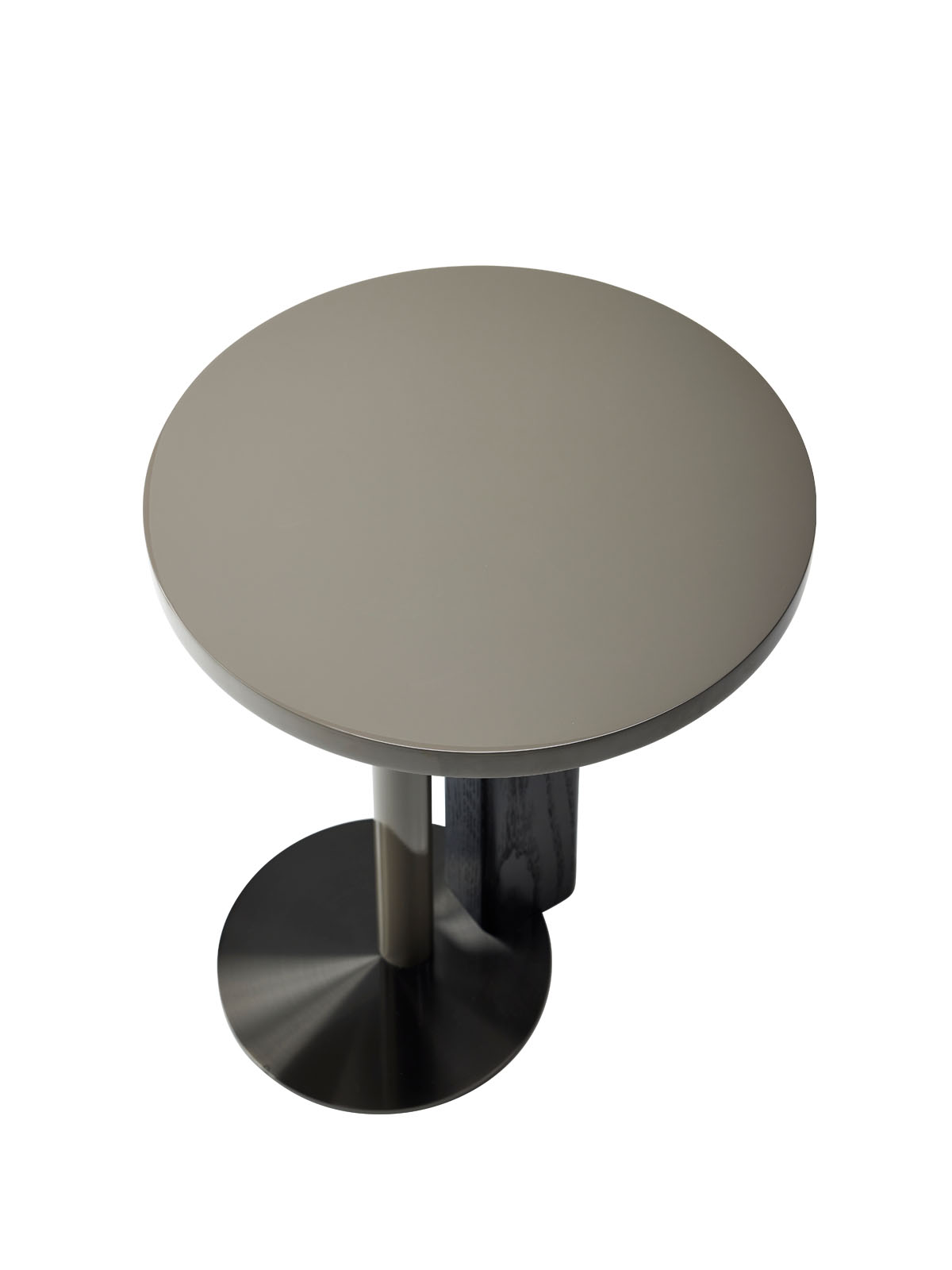 하이그로시 상판의 은은한 광택의 테이블