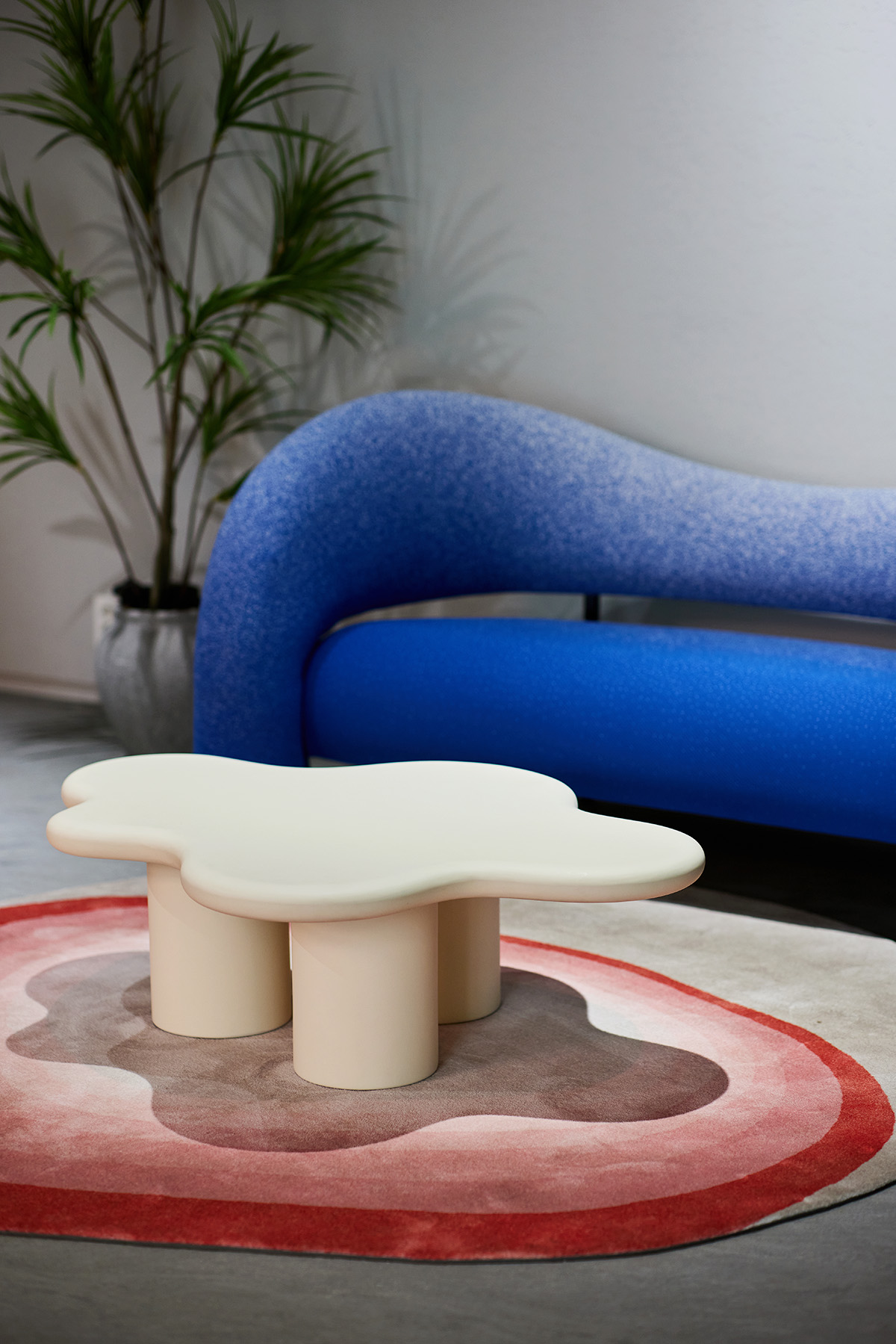 구름을 연상시키는 유기적 상판 라인