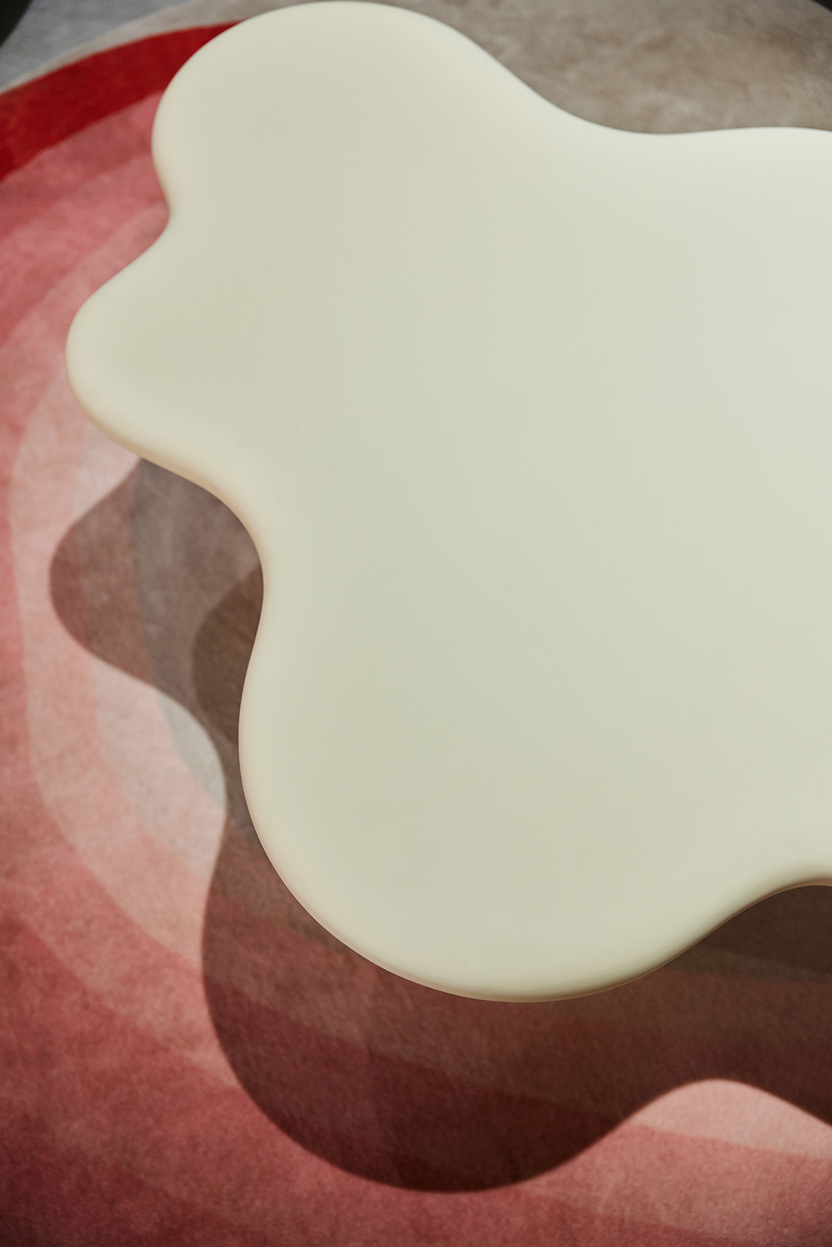 구름을 연상시키는 유기적 상판 라인