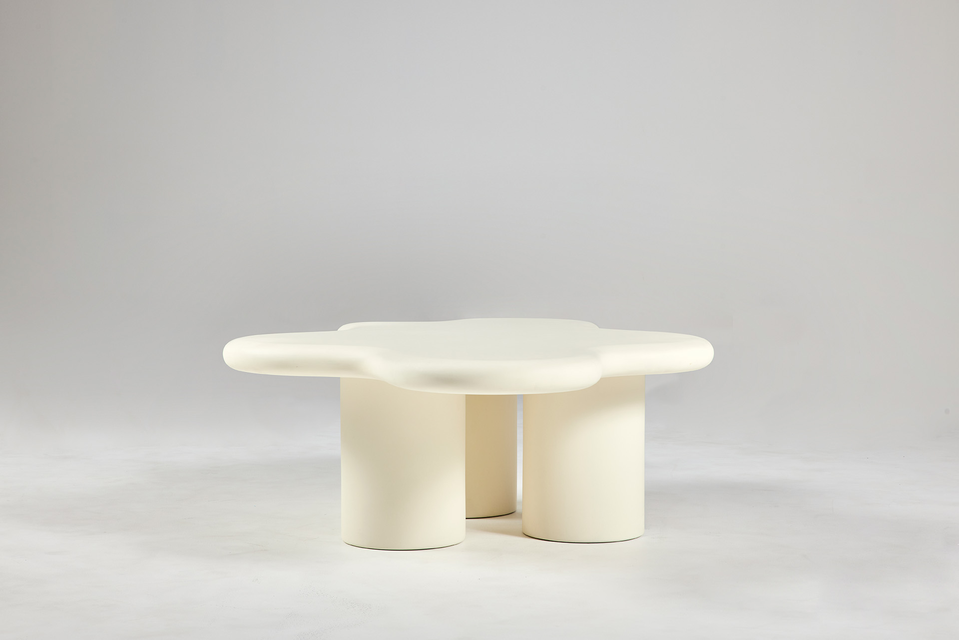 구름을 연상시키는 유기적 상판 라인