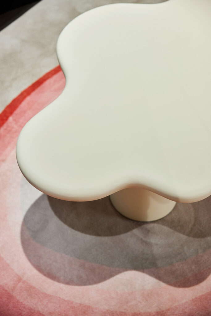 clara_table_09 구름을 연상시키는 유기적 상판 라인