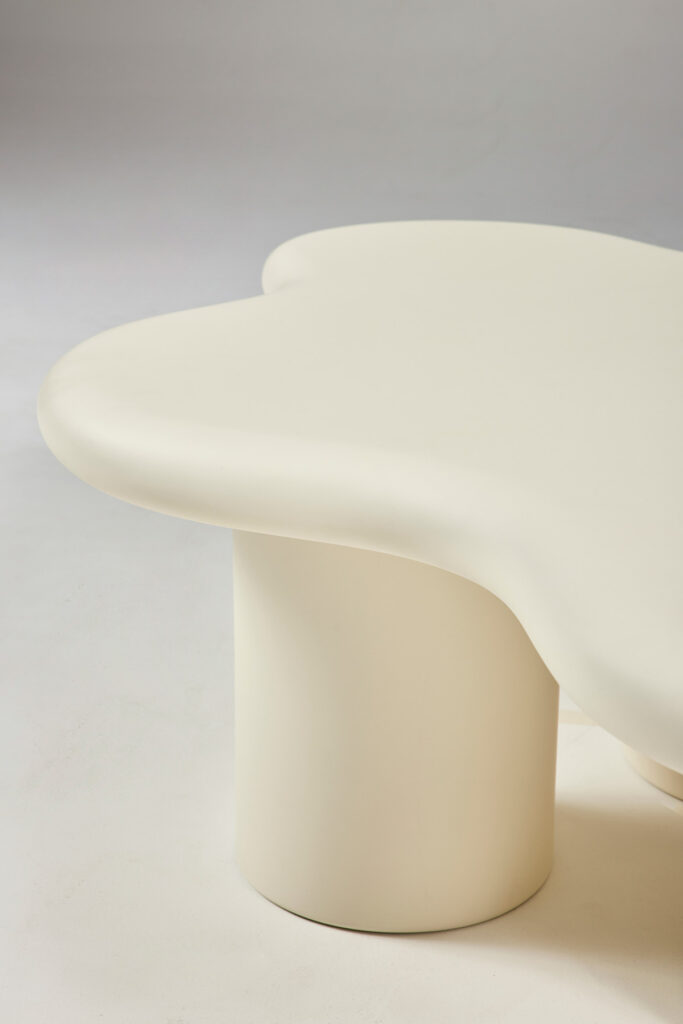 clara_table_10 구름을 연상시키는 유기적 상판 라인