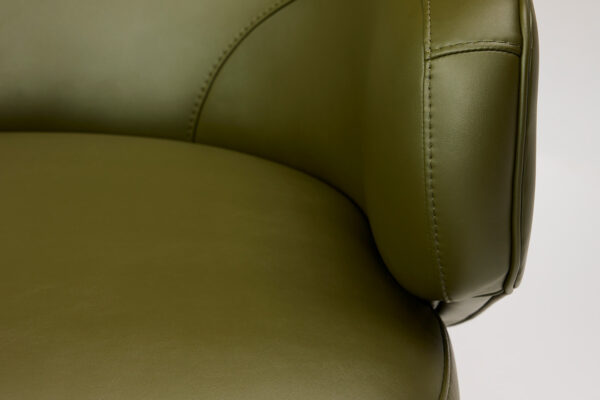 목과 어깨를 편안하게 감싸는 하이백 등받이 체어