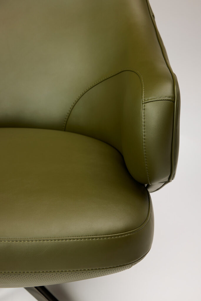 cocoon_chair_08 목과 어깨를 편안하게 감싸는 하이백 등받이 체어