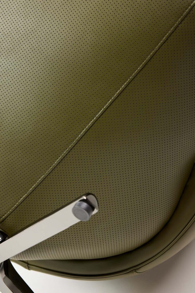 cocoon_chair_10 목과 어깨를 편안하게 감싸는 하이백 등받이 체어