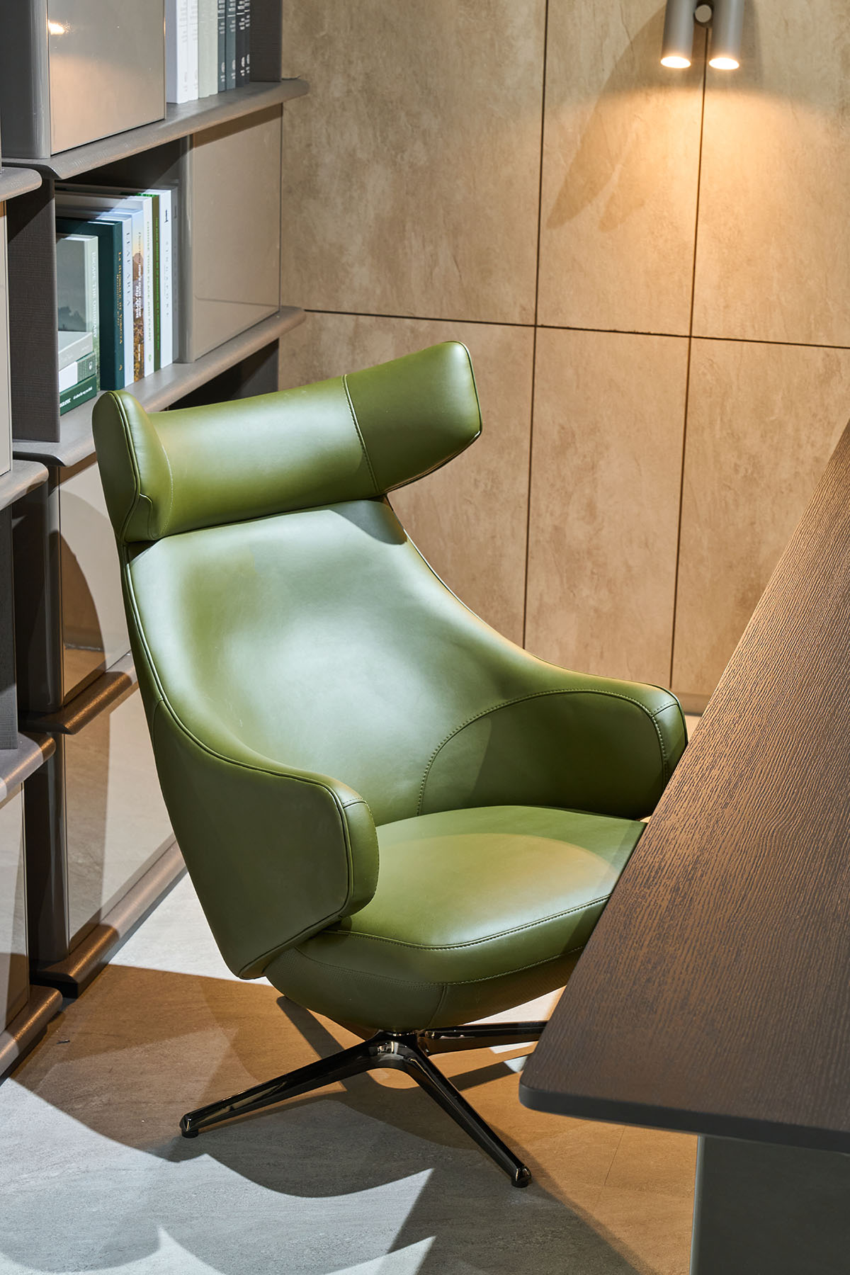 목과 어깨를 편안하게 감싸는 하이백 등받이 체어