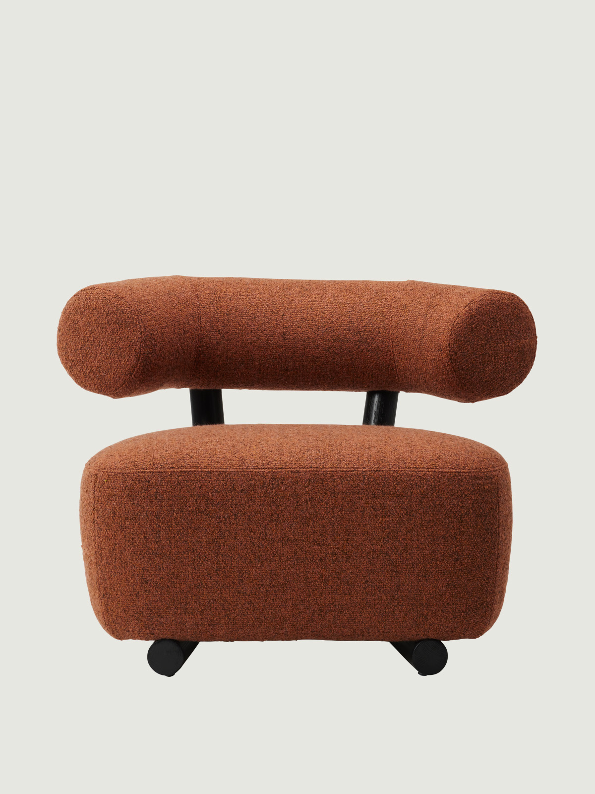 부드럽게 뻗은 원통형 등받이와 쿠션이 조화로운 체어