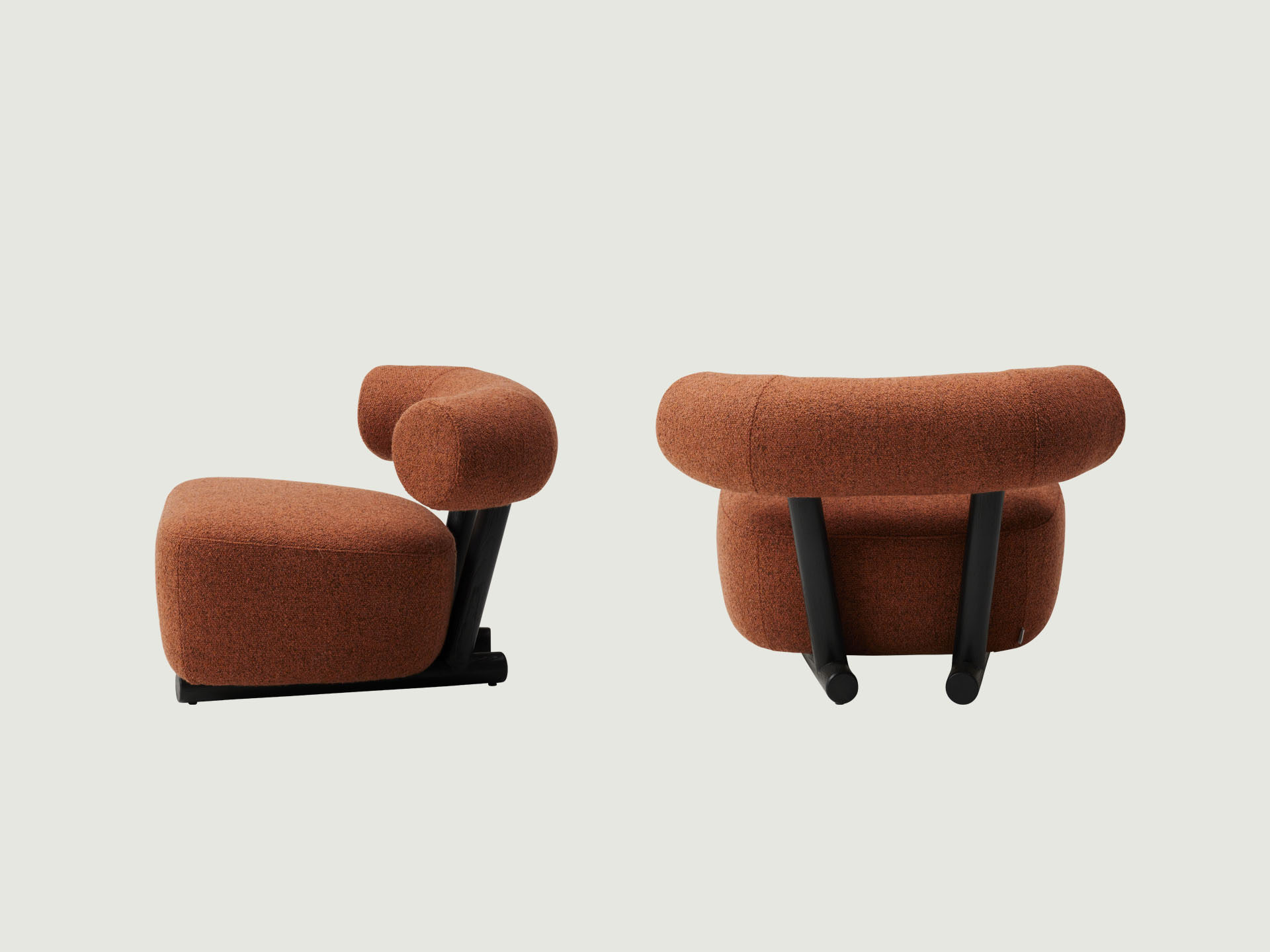 부드럽게 뻗은 원통형 등받이와 쿠션이 조화로운 체어