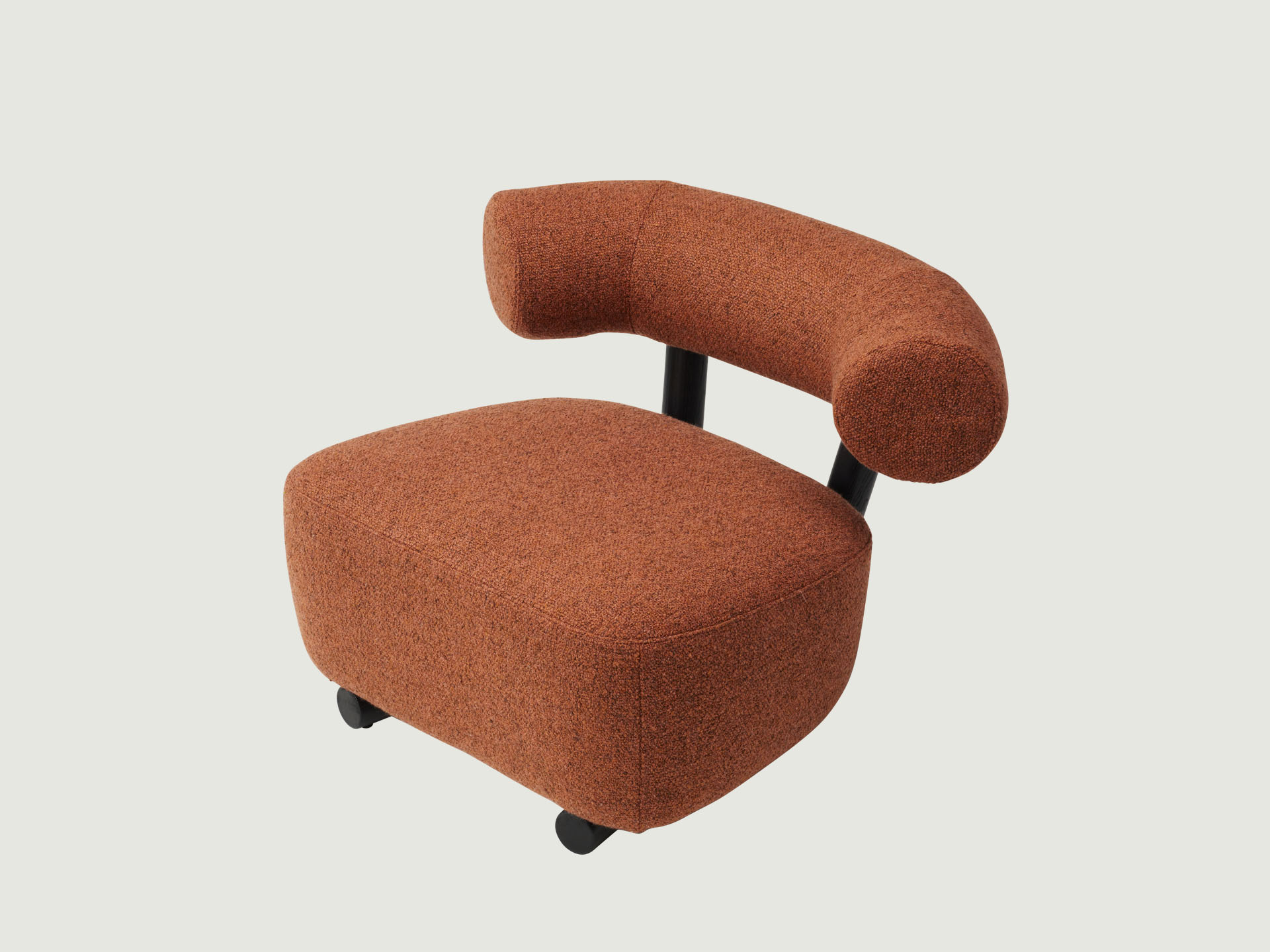 부드럽게 뻗은 원통형 등받이와 쿠션이 조화로운 체어