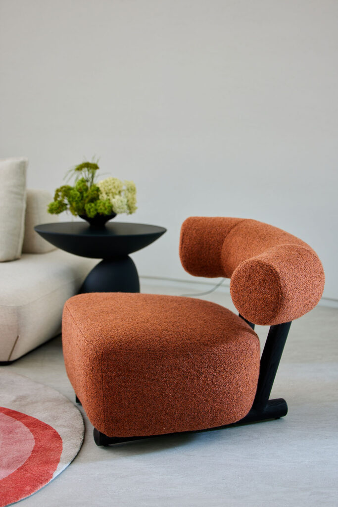 core_chair_09 부드럽게 뻗은 원통형 등받이와 쿠션이 조화로운 체어